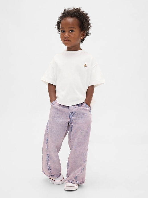 baby- und kleinkind-jeans zum hineinschlüpfen locker sitzend und mit weitem bein