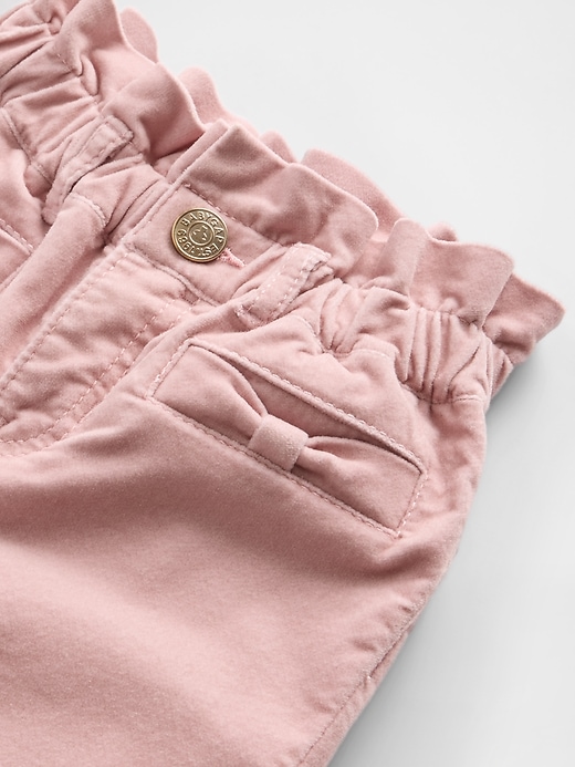 baby- und kleinkind-jeans mit samtschleife