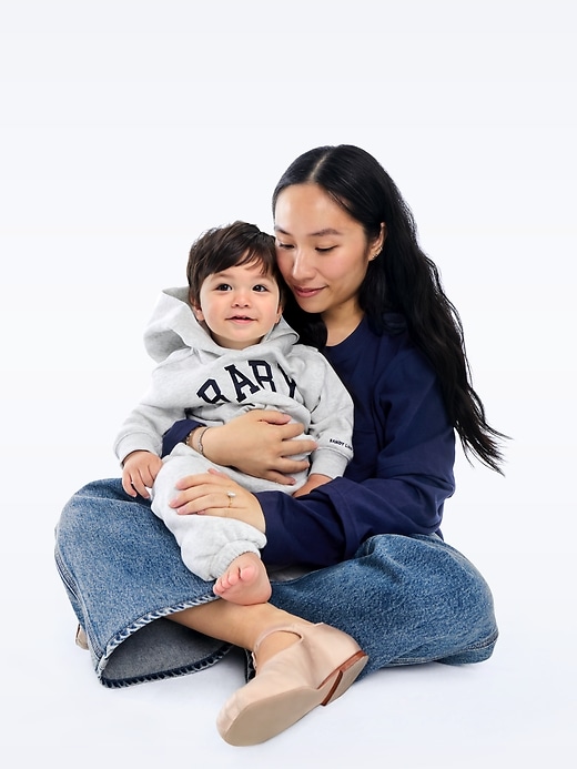 gap × sandy liang baby- und kleinkind-jogginghose mit vintage-logo