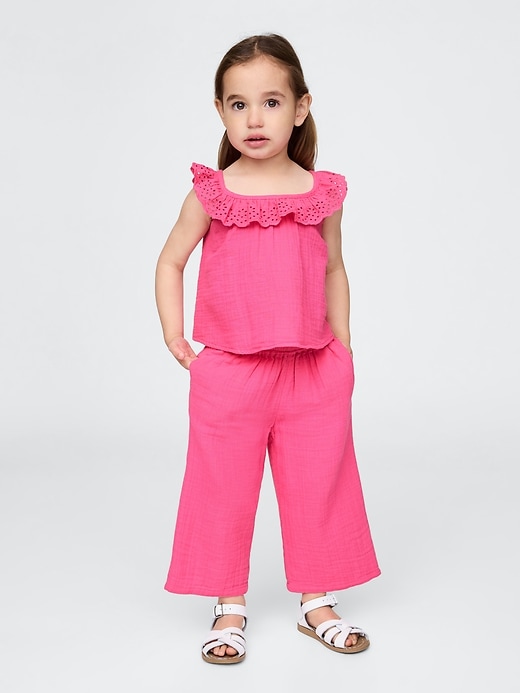 baby- und kleinkind-outfit-set aus gaze mit Ösen und rüschen