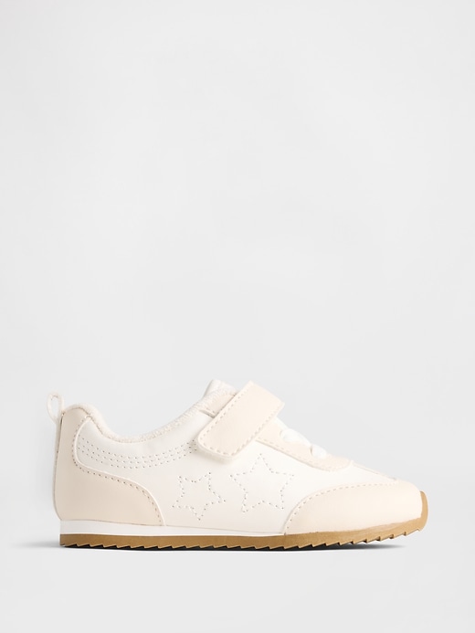 kleinkind-sneaker mit sternenmuster