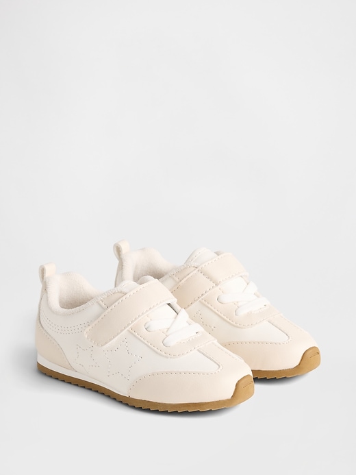 kleinkind-sneaker mit sternenmuster
