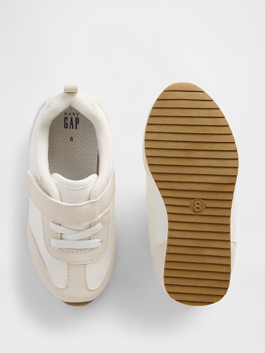 kleinkind-sneaker mit sternenmuster