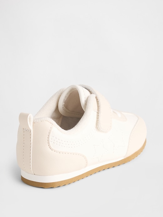 kleinkind-sneaker mit sternenmuster