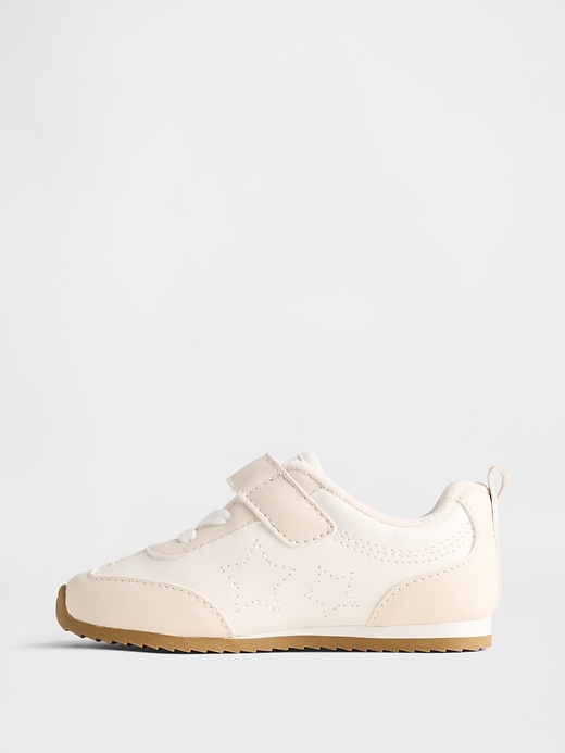 kleinkind-sneaker mit sternenmuster