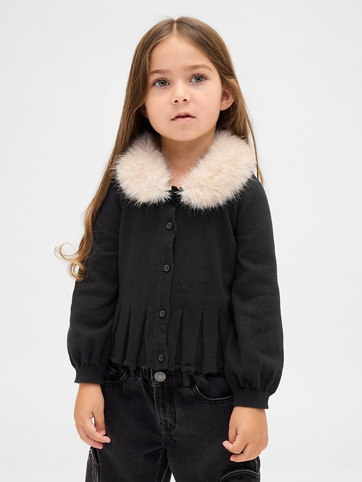baby- und kleinkind-strickjacke mit kunstpelzkragen