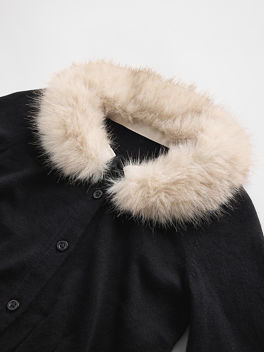 baby- und kleinkind-strickjacke mit kunstpelzkragen