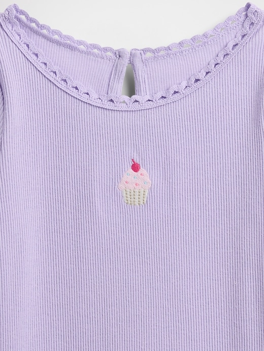 besticktes rippstrick-t-shirt für babys und kleinkinder