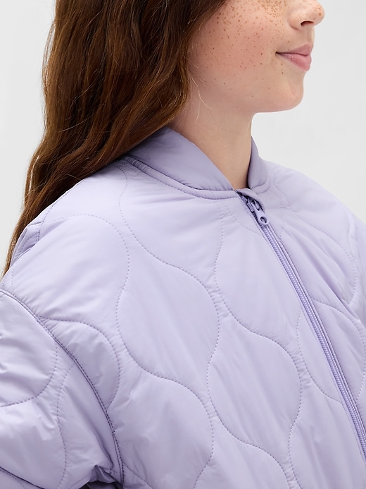 leichte gesteppte kinderjacke aus recyceltem material