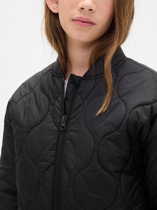 leichte gesteppte kinderjacke aus recyceltem material