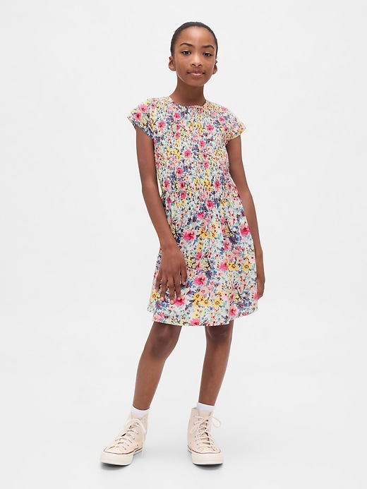 kinderkleid mit smok-einsatz und blumenmuster
