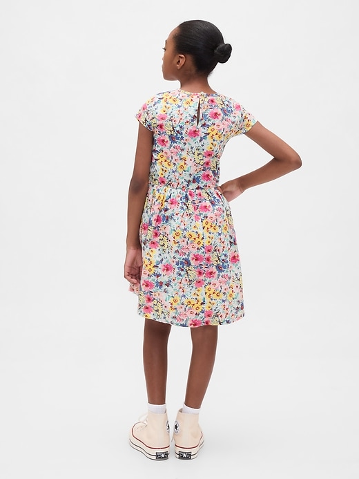 kinderkleid mit smok-einsatz und blumenmuster