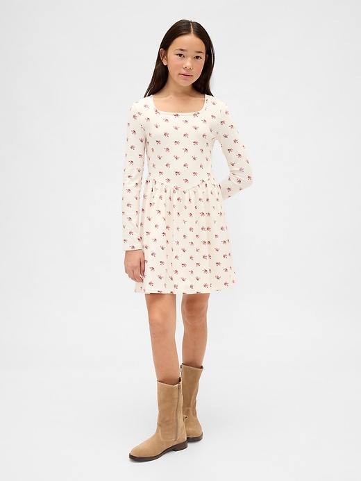 kinderkleid mit eckigem ausschnitt