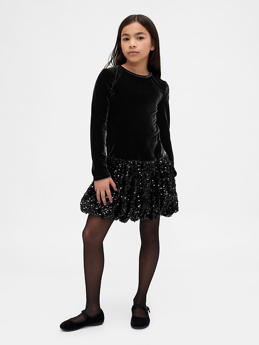 kinderkleid aus verschiedenen materialien mit pailletten und blasenmuster