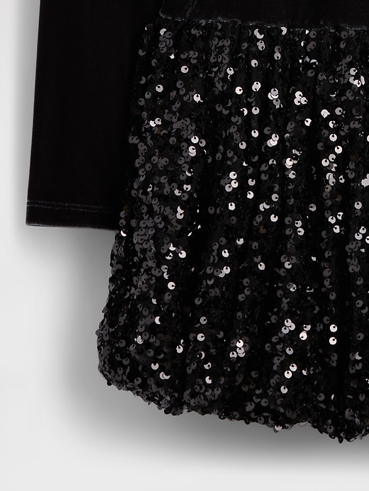 kinderkleid aus verschiedenen materialien mit pailletten und blasenmuster