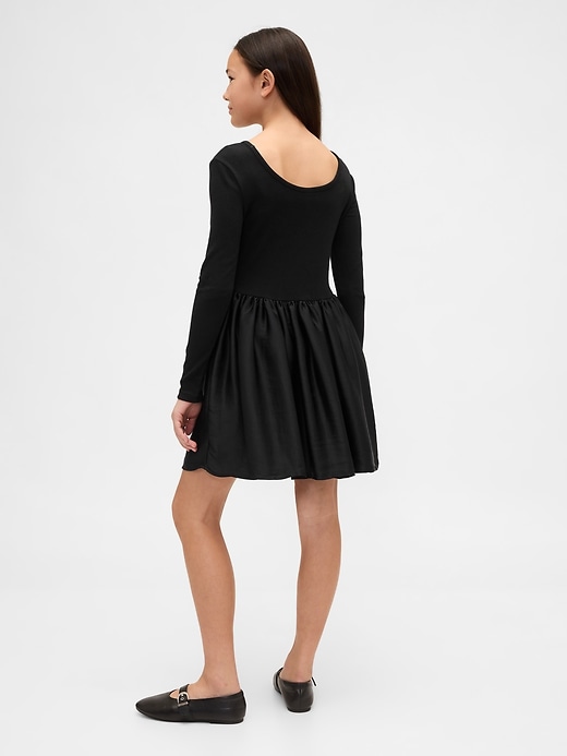 modernes mixed-media-kleid für kinder