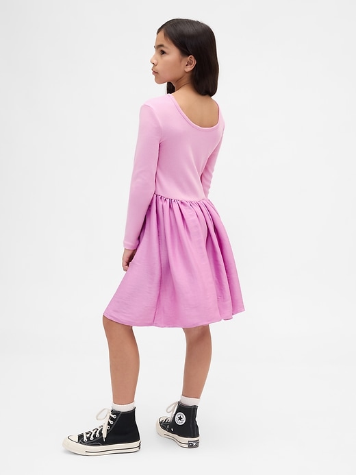 modernes mixed-media-kleid für kinder