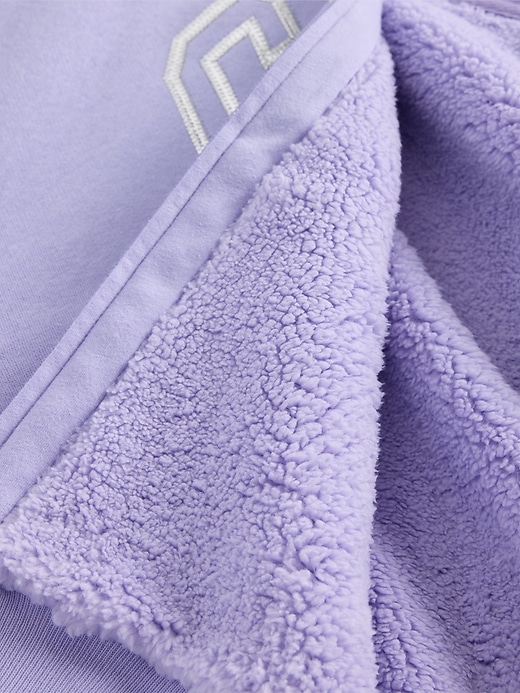 kinder-hoodie mit sherpa-futter und grafiklogo