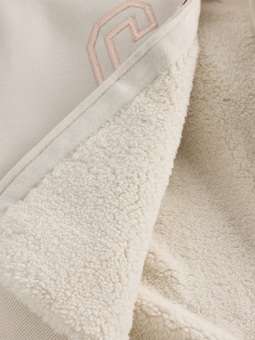 kinder-hoodie mit sherpa-futter und grafiklogo
