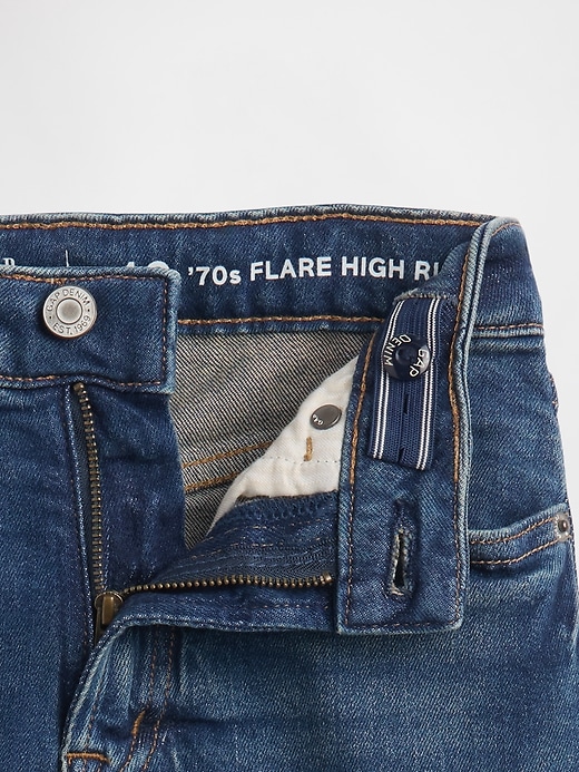 kinder-high-rise-schlagjeans im 70er-jahre-stil
