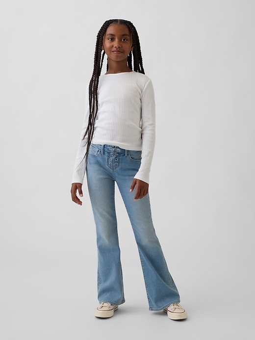 kinder-schnürjeans im 70er-jahre-stil mit hohem bund und schlaghose