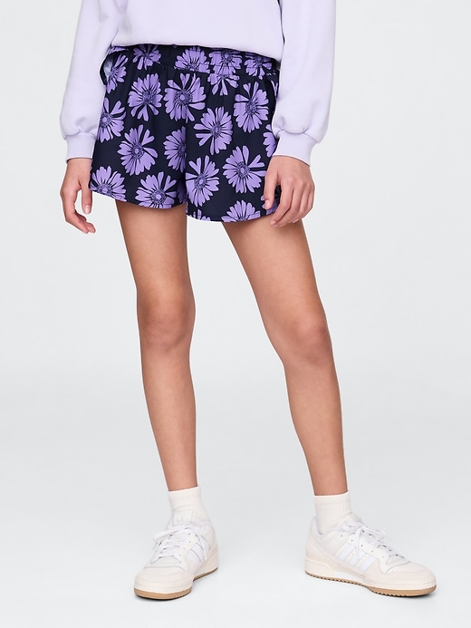 schnelltrocknende laufshorts für kinder mit schmetterlingsaum