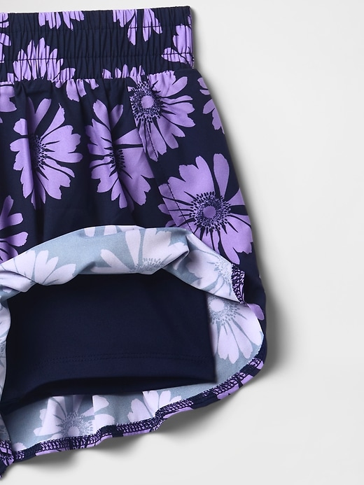 schnelltrocknende laufshorts für kinder mit schmetterlingsaum