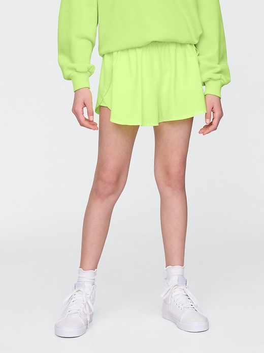 schnelltrocknende laufshorts für kinder mit schmetterlingsaum