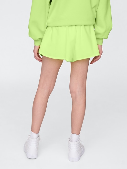 schnelltrocknende laufshorts für kinder mit schmetterlingsaum