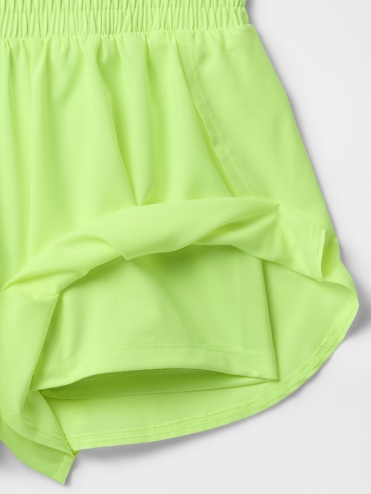 schnelltrocknende laufshorts für kinder mit schmetterlingsaum
