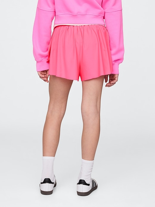 kinder-laufshorts mit schmetterlingsaum