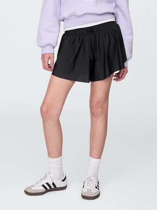 kinder-laufshorts mit schmetterlingsaum