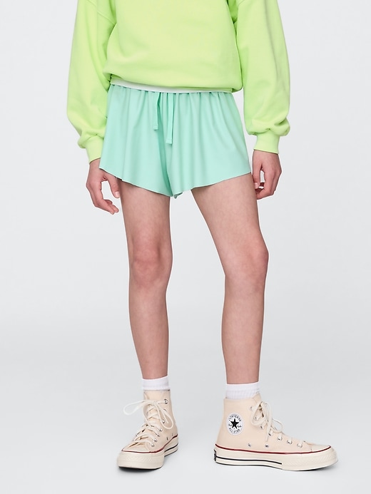 kinder-laufshorts mit schmetterlingsaum