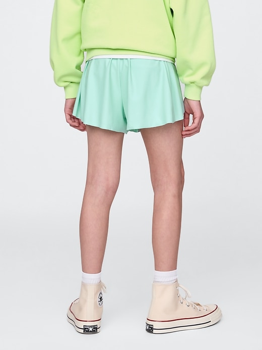 kinder-laufshorts mit schmetterlingsaum