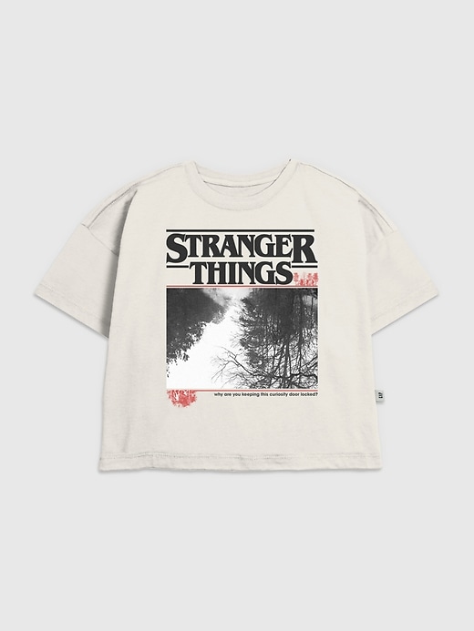 kinder-t-shirt mit stranger things-motiv auf dem kopf stehend