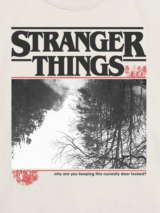 kinder-t-shirt mit stranger things-motiv auf dem kopf stehend